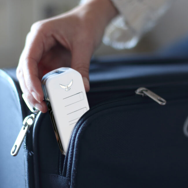 La forma afilada de las llaves a menudo rompe bolsos y bolsillos, pero con Levo® las llaves se recogen y protegen dentro de la carcasa.